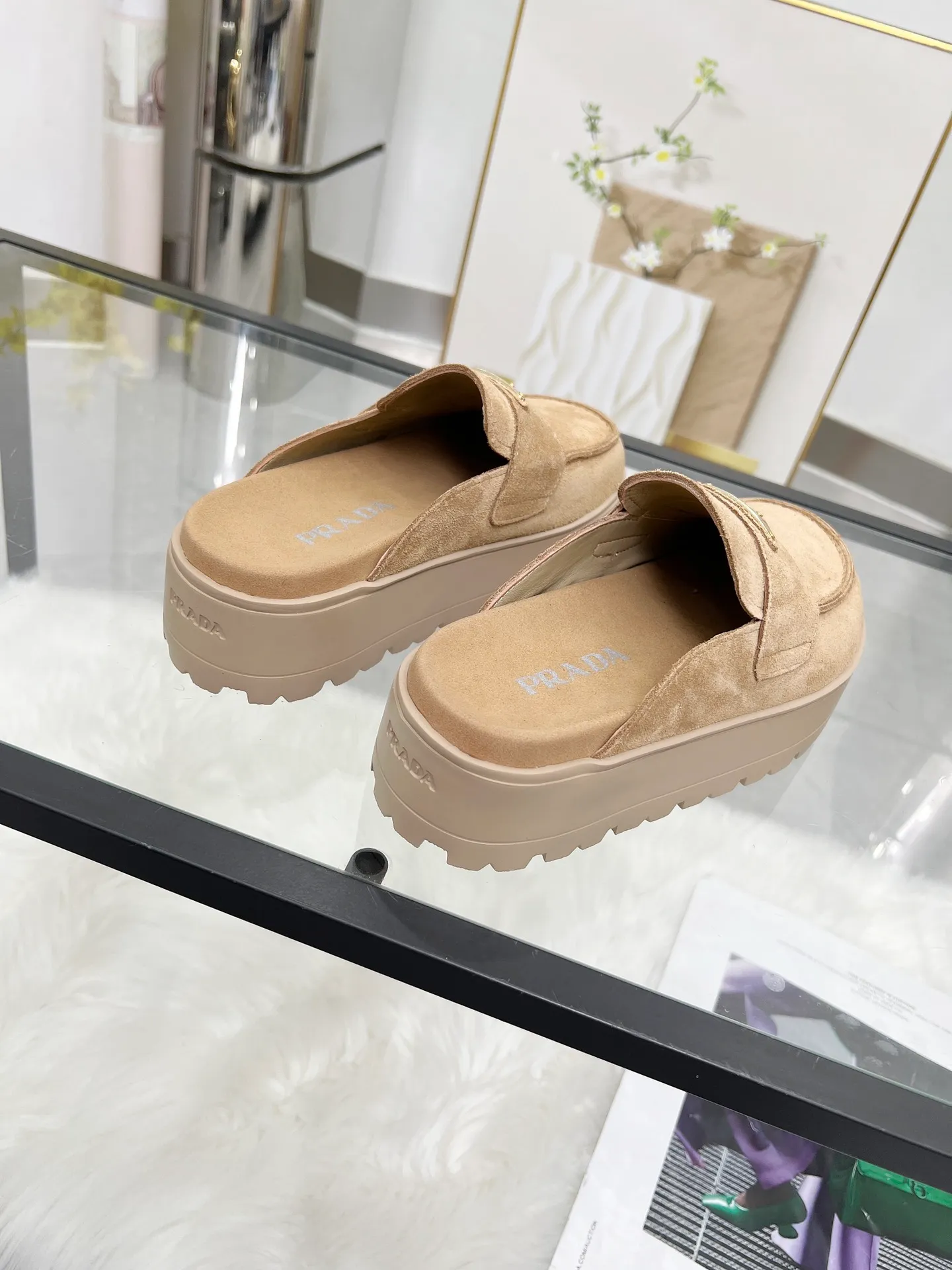 👟👟Ex-factory price 500👟👟 🌸Prada 2025 spring and summer new slippers 💫Velcro sandals The latest catwalk model, classic upgrades, comfort and fashionability coexist. Every color combination looks good, and the design matches different style needs ✅Upper: original customized cowhide ✅Inner lining: original customized sheepskin lining, cowhide feet ✅Outsole: original molded anti-slip outsole ✅Number of codes: 35-40 (41 customized, non-refundable and non-exchangeable)